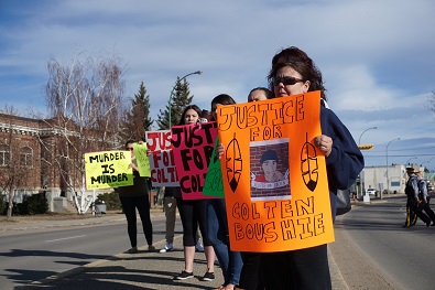 Crowd chants ‘Justice for Colten’ in front of North Battleford court after accused killer arrives